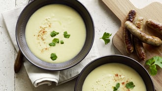 Velouté de racines de persil avec petites saucisses