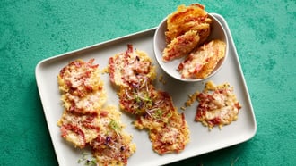 Chips de parmesan au salami