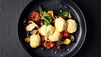 Gnudi mit gebratenen Pilzen und Salbeibutter