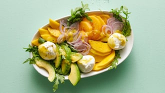 Insalata al mango e all'avocado con burrata