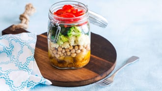 Salade de légumes en bocal