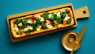 Tarte à la polenta avec chou plume