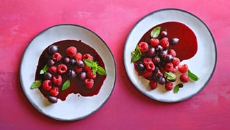 Insalata di lamponi e uva spina con sciroppo di cassis