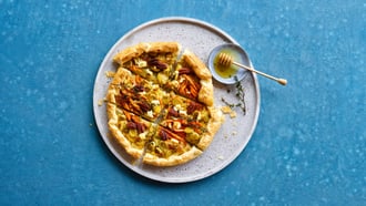 Crostata aux légumes avec feta et noix