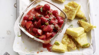 Griessschnitte mit Erdbeeren und Minze