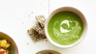 Spinatsuppe mit Knäckebrot