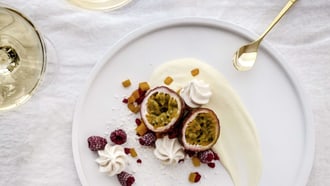 Meringhe con frutta e panna al limone