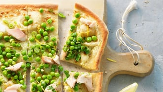Tarte flambée avec truite fumée et petits pois