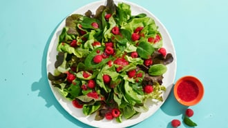 Salade verte et sauce aux framboises