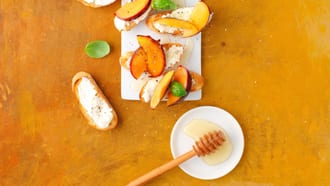 Chèvre-Crostini mit Pflaumen und Honig