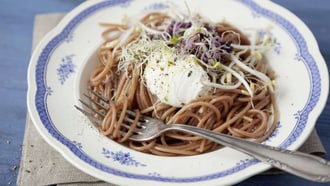 Rotwein-Spaghetti mit Sprossen und Mascarpone