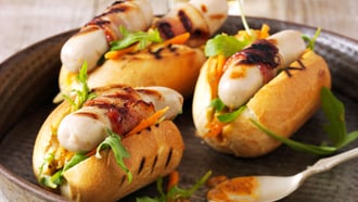 Hot-dog avec chipolata enrobée de lard grillé