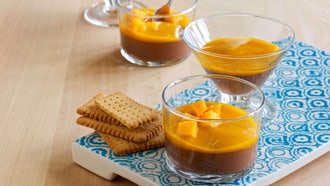 Schokoladencreme mit Mango-Fruchtsauce