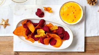 Dip al mango con chips di ortaggi a radice