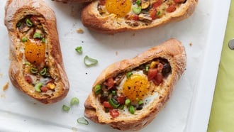 Petit pain aux légumes avec œuf