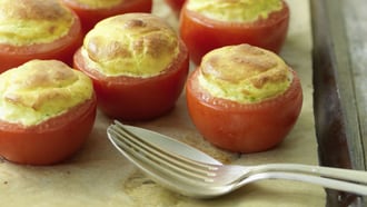 Pomodori ripieni di formaggio di capr