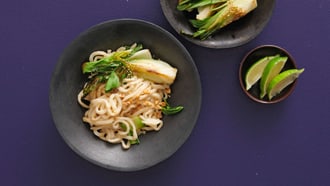 Nouilles udon avec sauce aux cacahouètes
