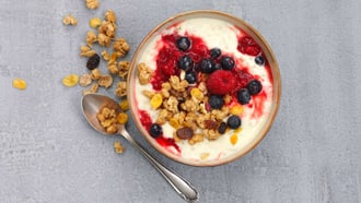 Bowl di yogurt, frutta e müesli croccante