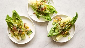 Salade de laitue romaine et de maïs avec sauce à l'orange