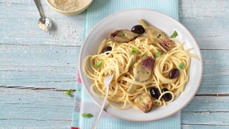 Spaghetti con carciofini e olive
