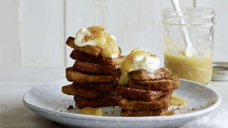 Torretta di toast con composta di mele