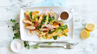 Salat mit Poulet, Speck und Avocado