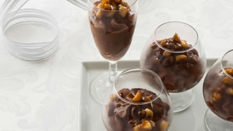 Schokoladen-Semifreddo mit Nusssauce