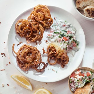 Bhaji di cipolla con raita di cetrioli e pomodori