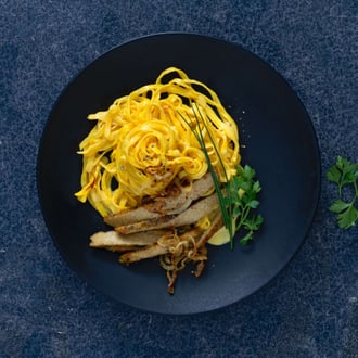 Fettuccine allo zafferano con filetto vegano alle erbe