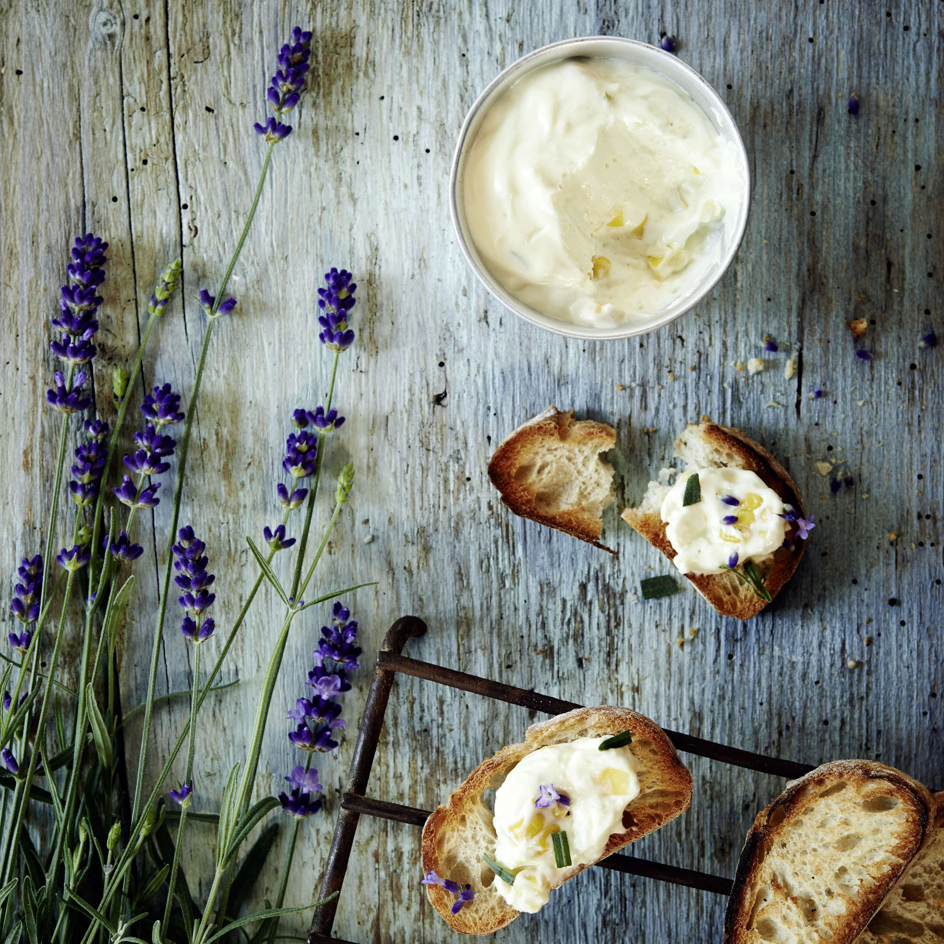 Randenmousse mit Sprossen und Rauchmandeln | Migusto