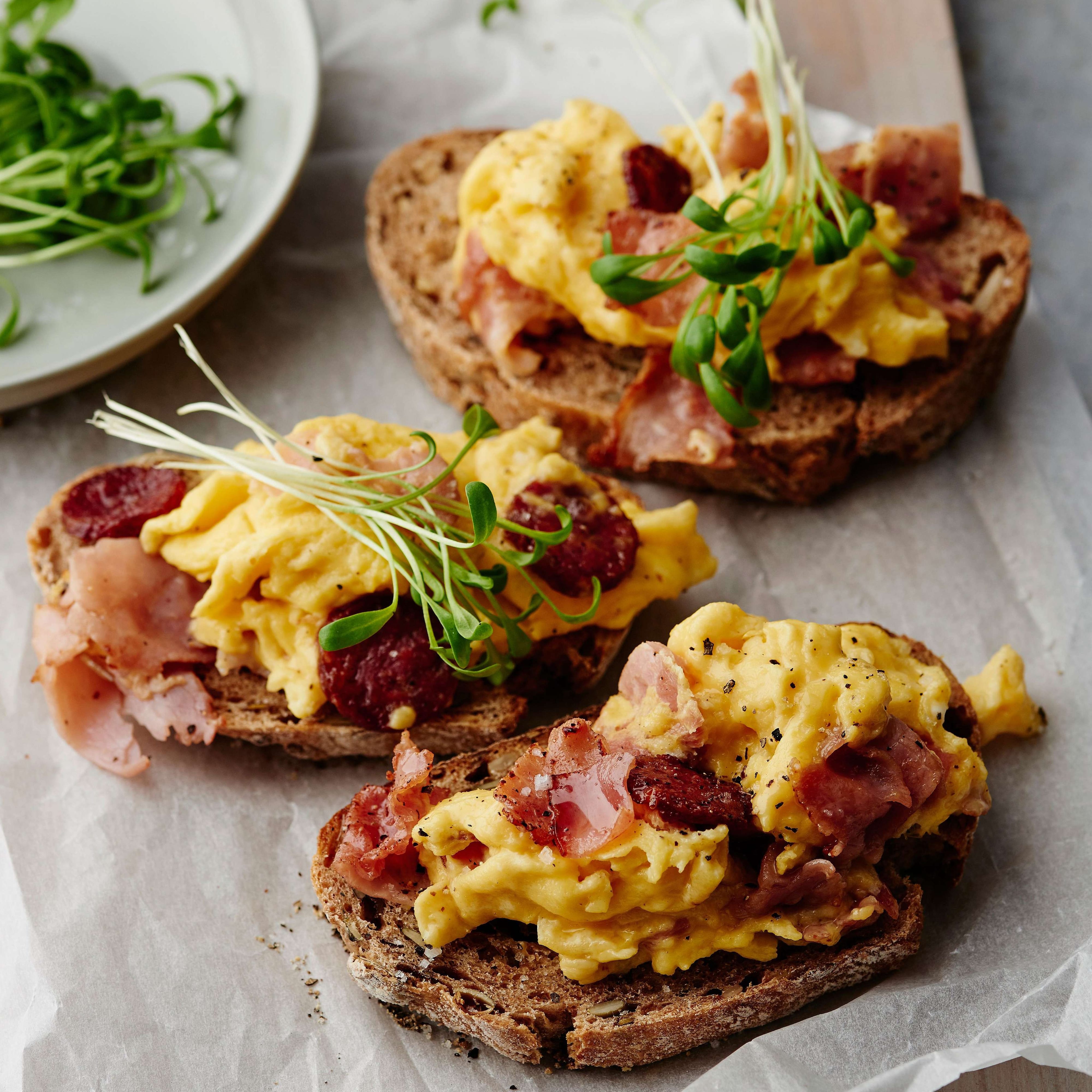 Rührei mit Brot, Lachs und Kresse | Migusto