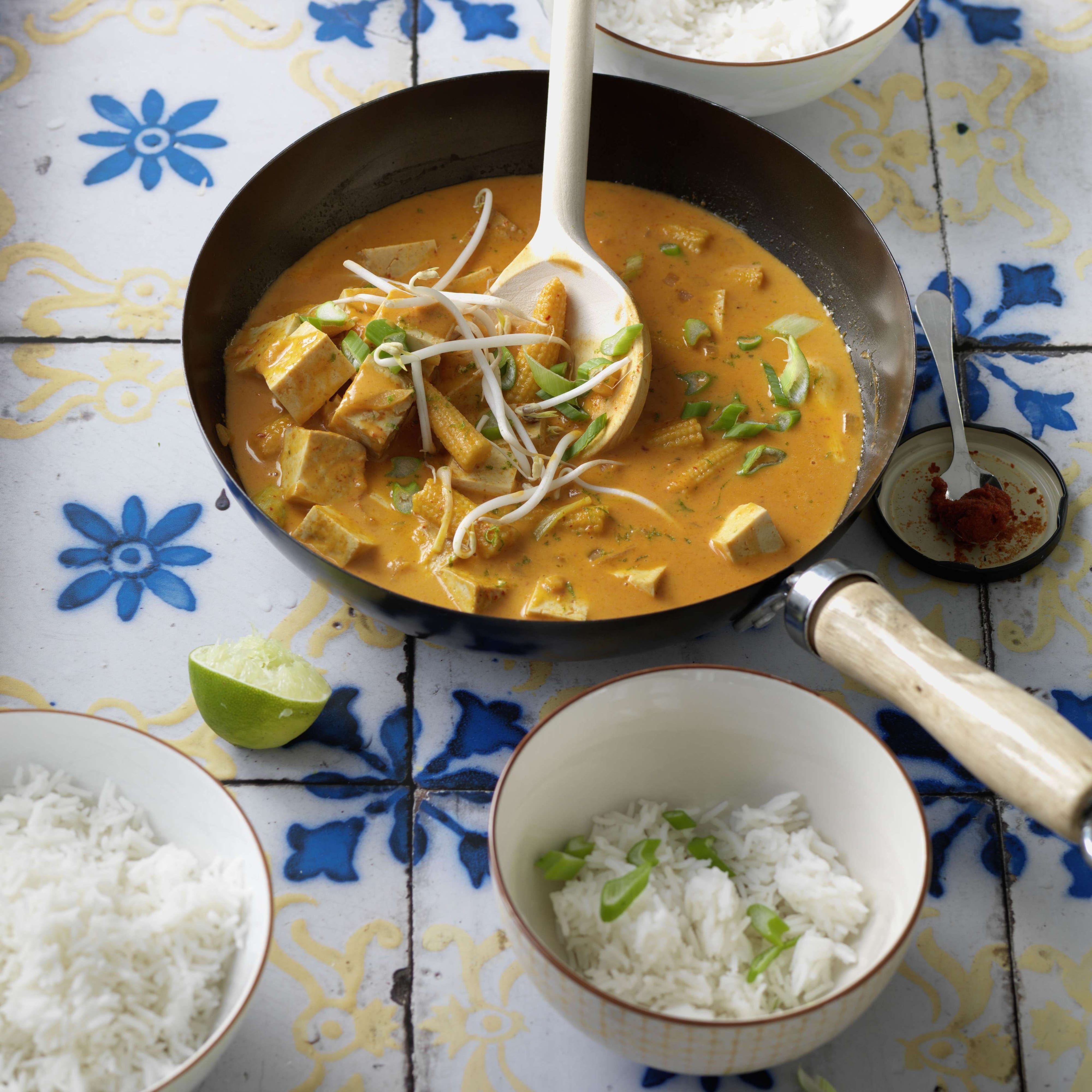 Rotes Thai-Curry mit pochiertem Poulet | Migusto