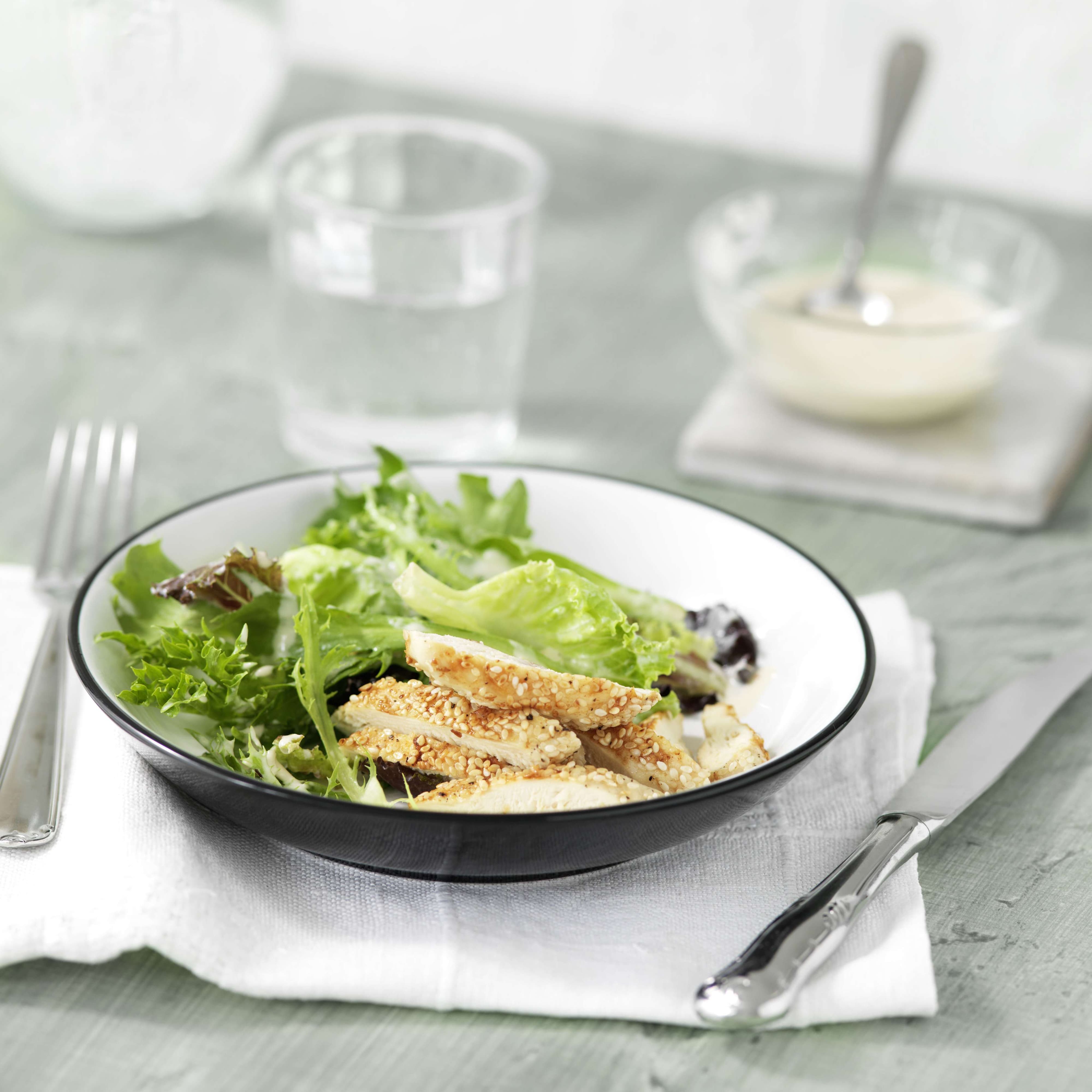 Pochierte Pouletbrust mit Zwiebelsprossen | Migusto Pochierte Pouletbrust mit Zwiebelsprossen | Migusto