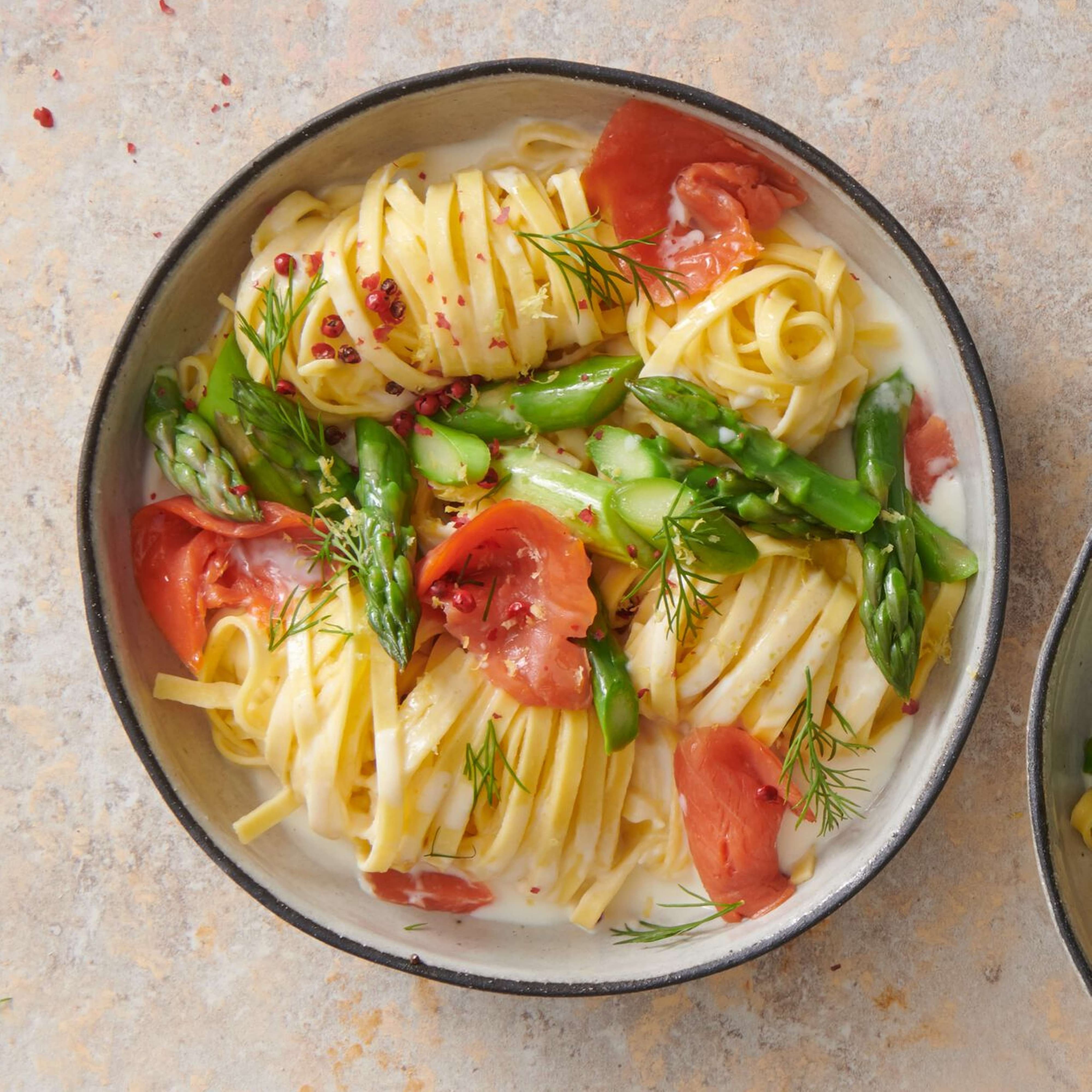 Glasierter Lachs auf Kräuternudeln | Rezept Glasierter Lachs auf Kräuternudeln | Rezept