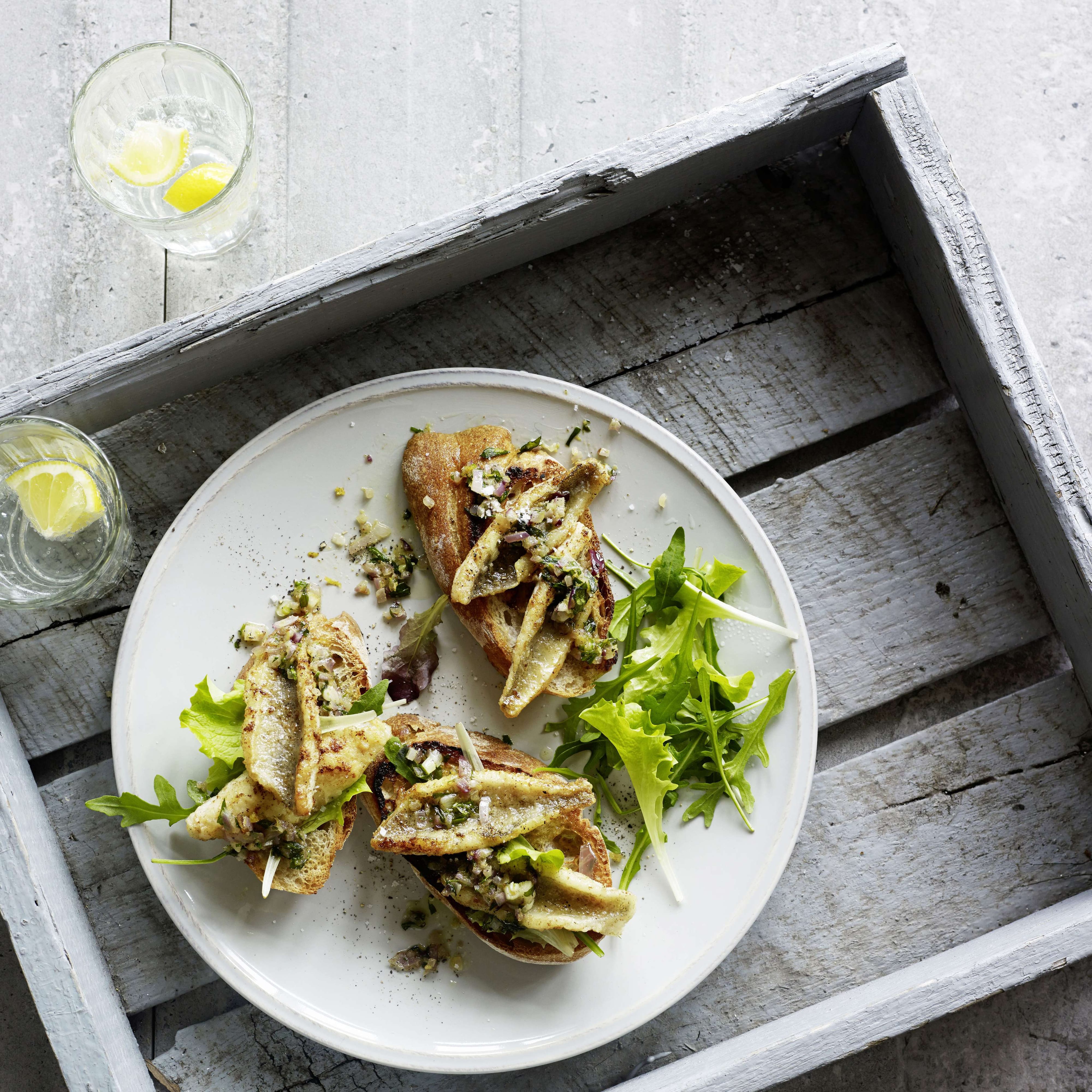Salat mit Steinpilzen und Hirschsalsiz an Feigendressing | Migusto