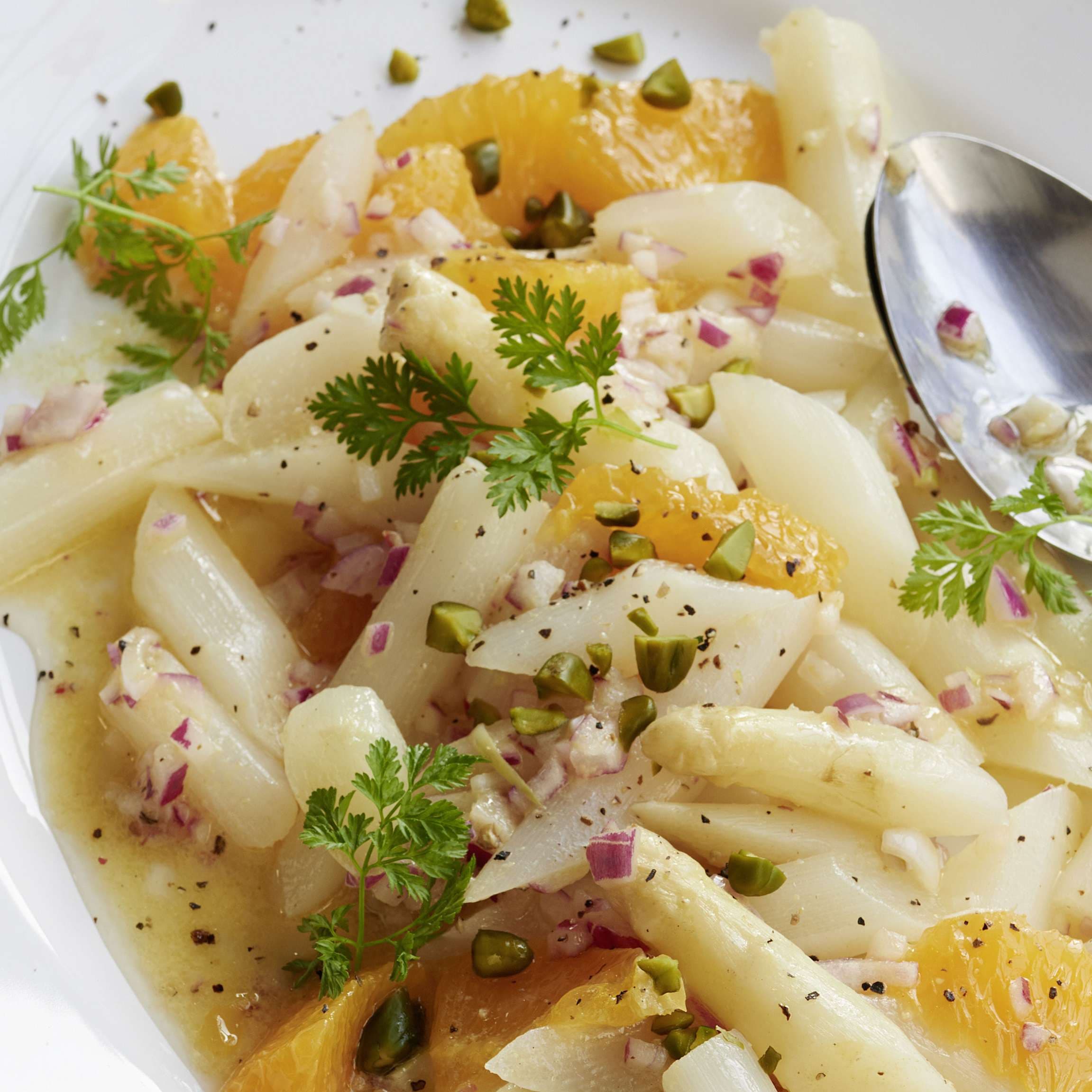 Spargel-Toast mit Estragon-Senf-Sauce | Migusto