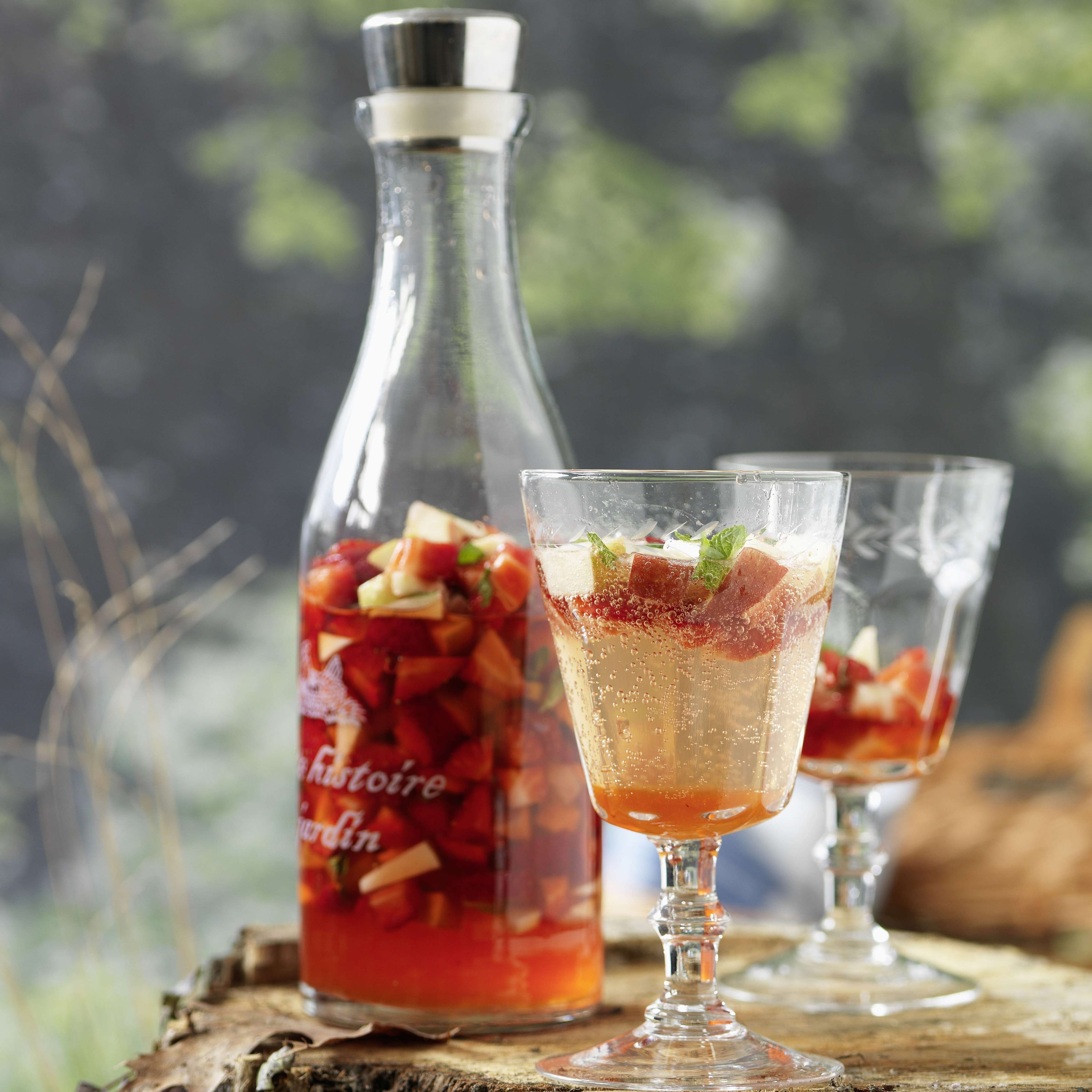 Passionsfrucht-Erdbeer-Bowle mit Blüten | Rezept