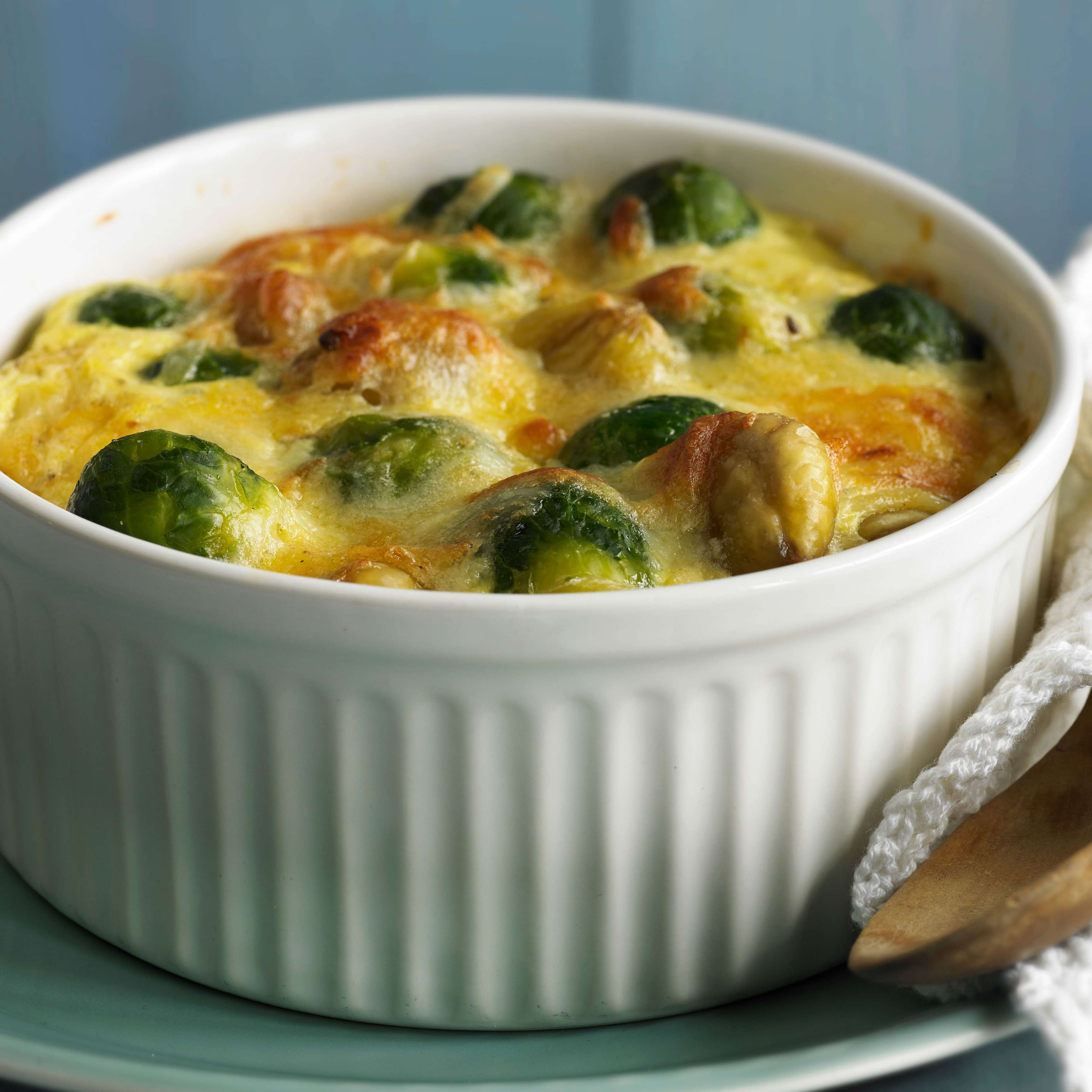 Rosenkohlgratin mit Preiselbeeren und Bergkäse | Rezept Rosenkohlgratin mit Preiselbeeren und Bergkäse | Rezept