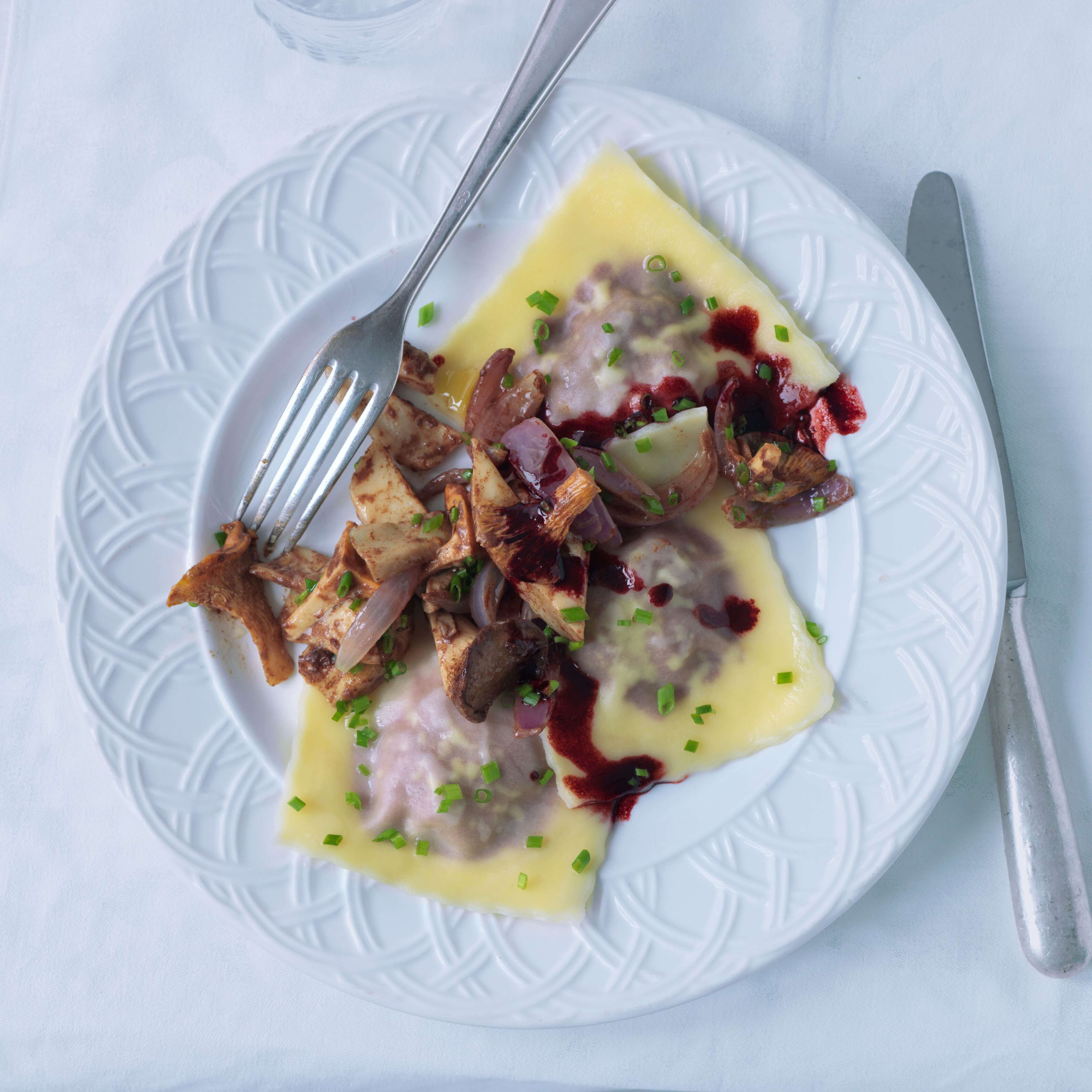 Ravioli mit Pilzfüllung auf Hackfleisch | Rezept