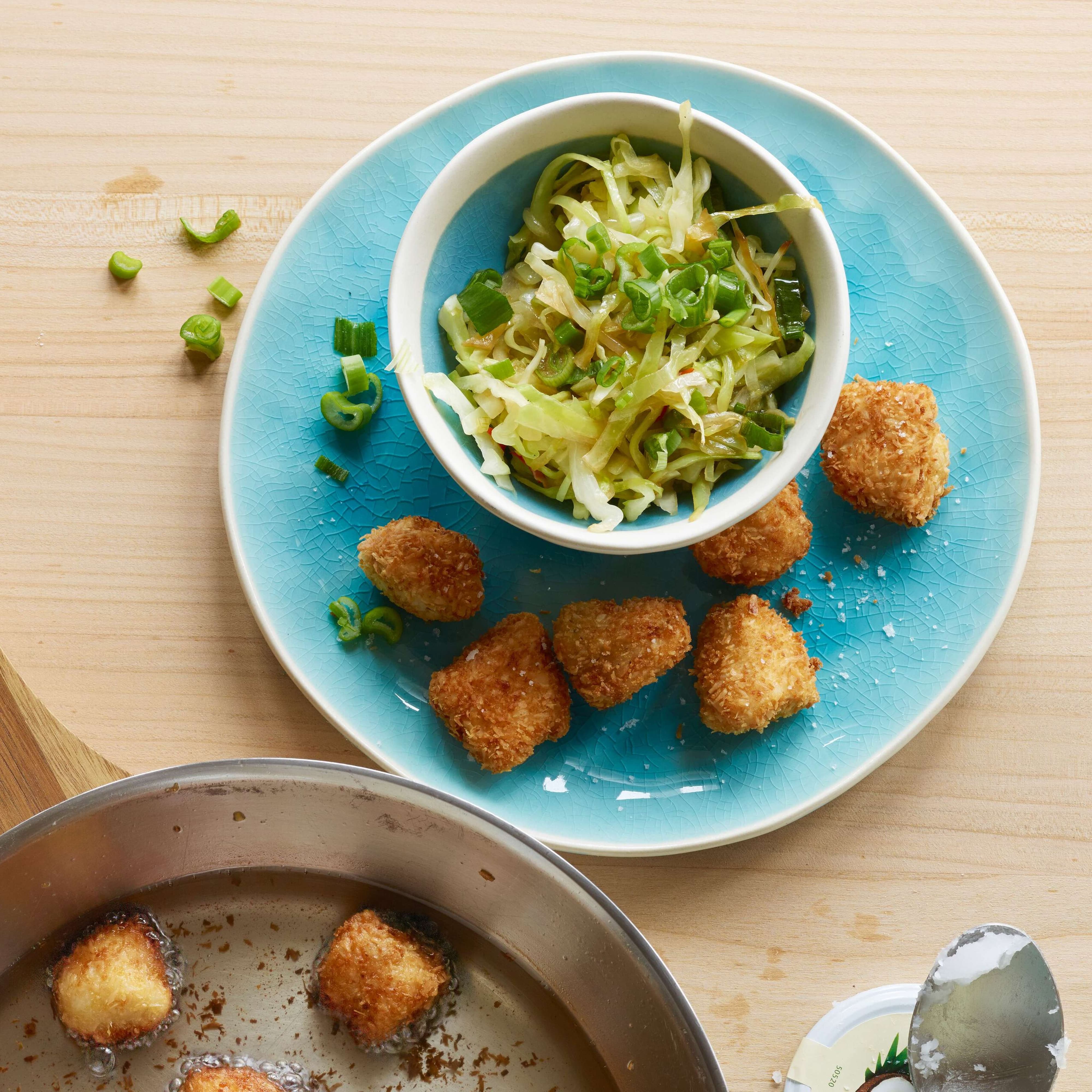 Goldbutt mit Zitronengras-Kokos-Panade auf Mangosalat | Migusto