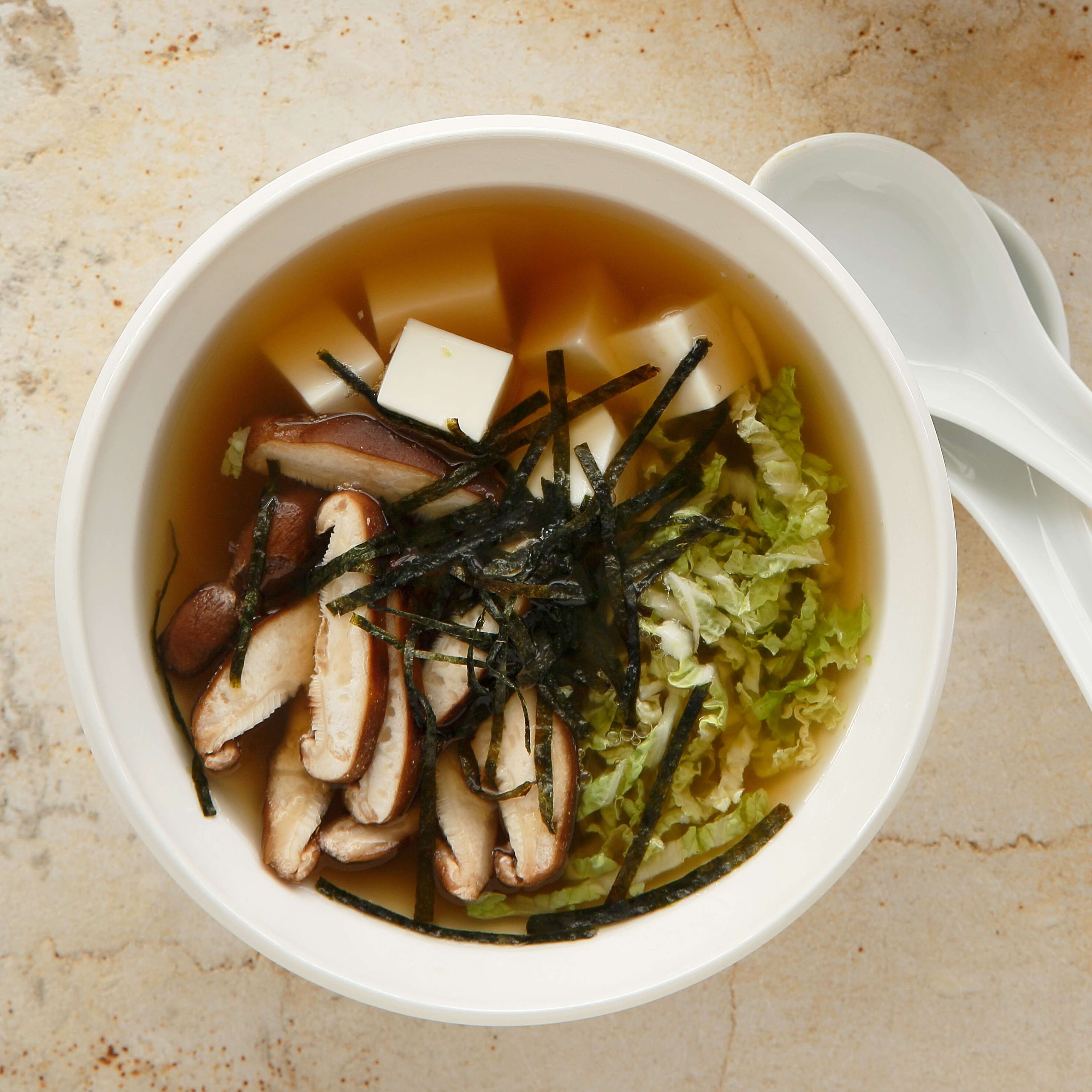 Bouillon mit Ingwer und Seidentofu | Rezept