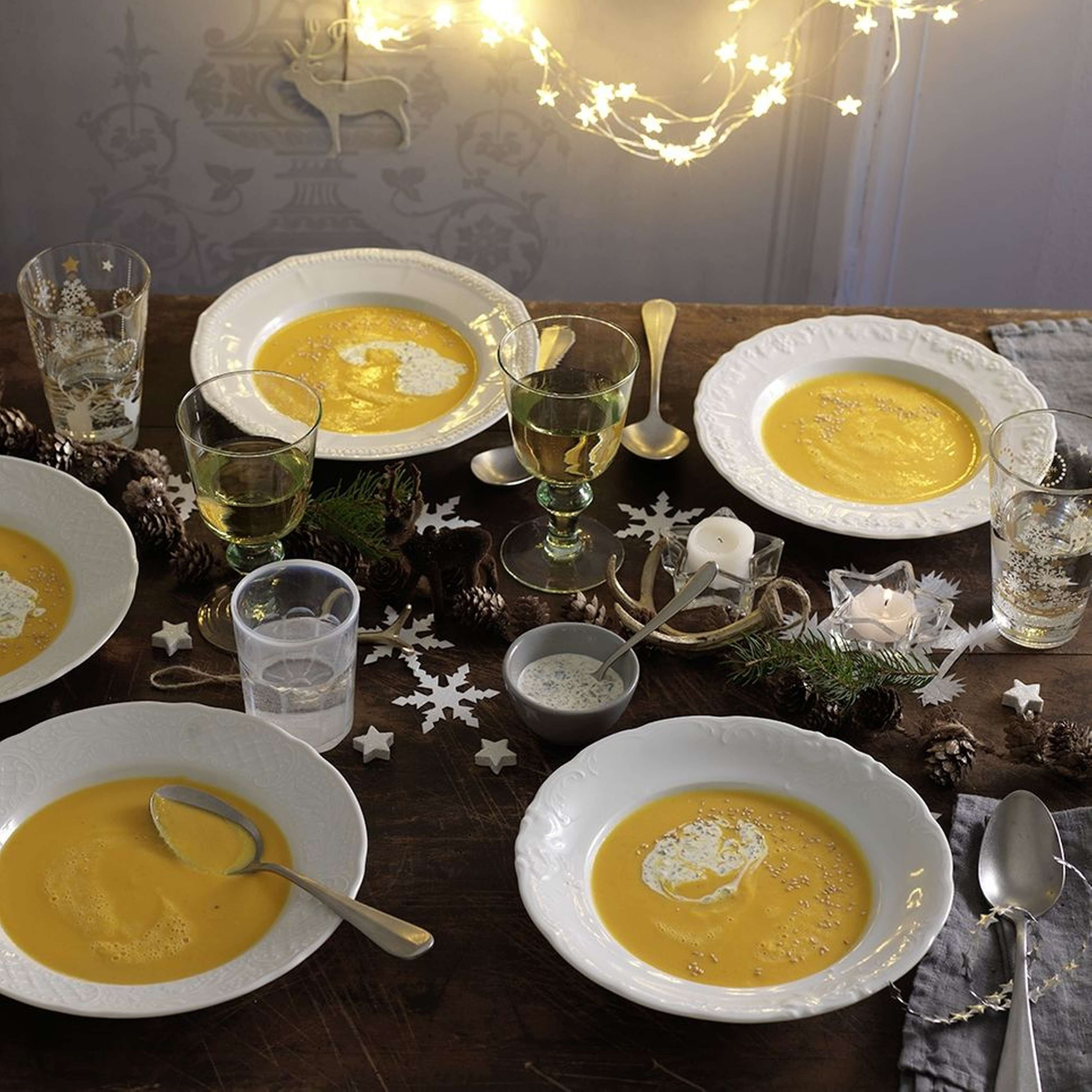 Kürbissuppe mit Blätterteighaube | Rezept
