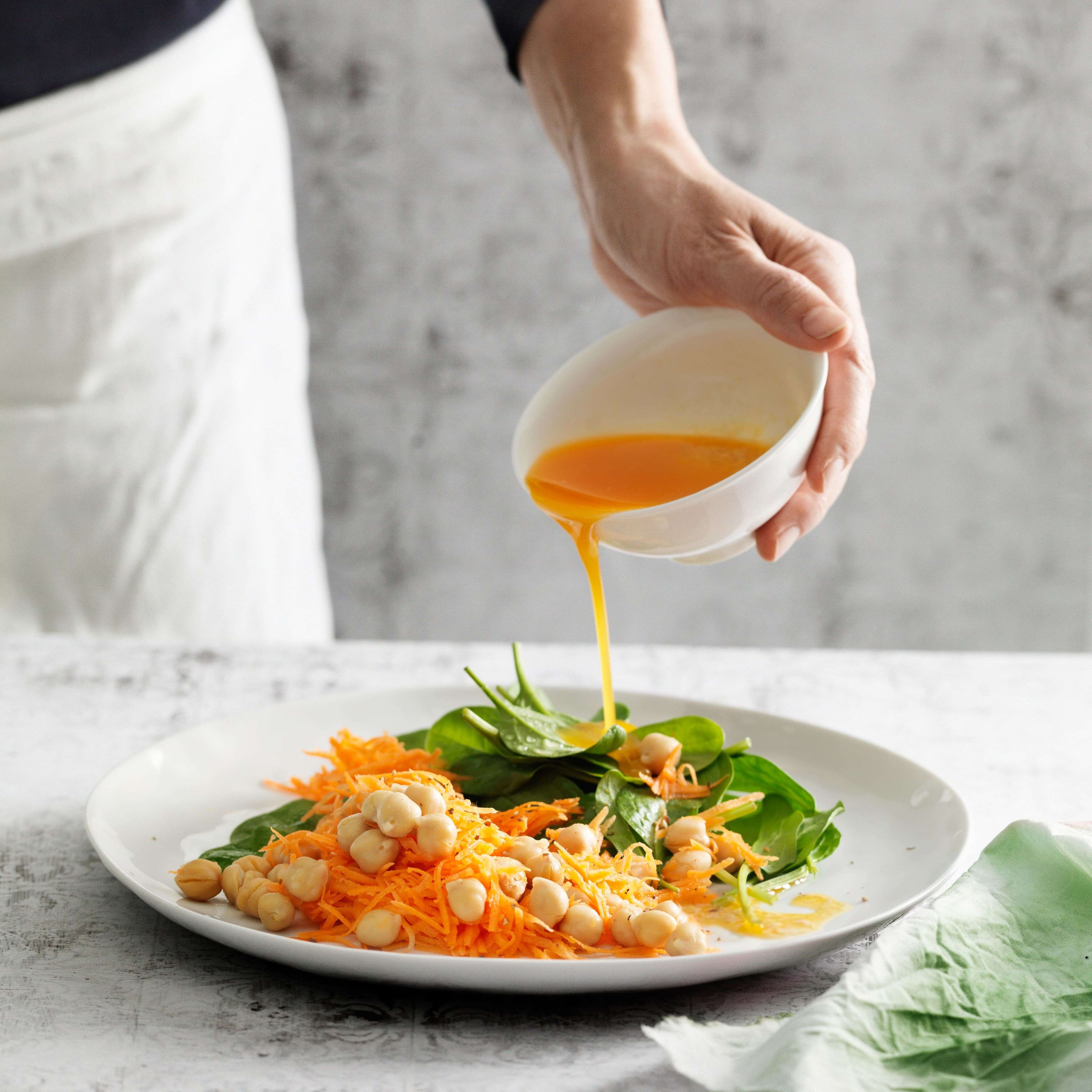 Blattsalat mit Randen und Frischkäse an Schnittlauch-Vinaigrette | Migusto