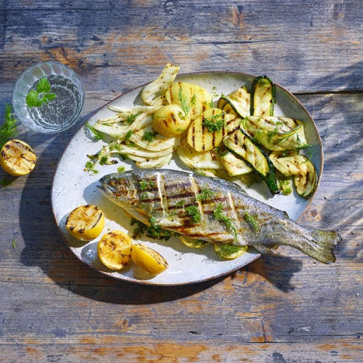 Wolfsbarsch mit Gemüse und Oliven | Rezept