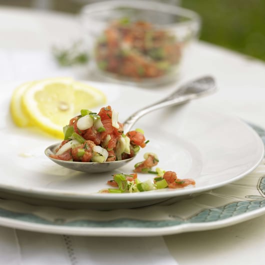 Violetter Spargelsalat mit geräuchertem Lachs | Migusto