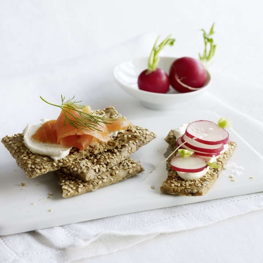 Erbsenmousse auf Knäckebrot | Rezept