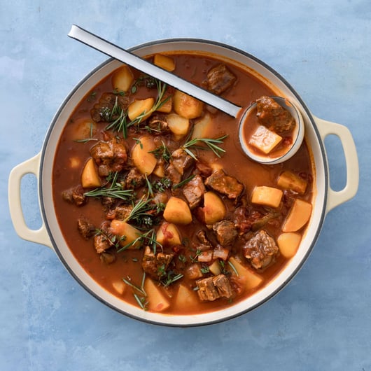 Zwiebel-Paprika-Gulasch mit Kartoffeln | Rezept