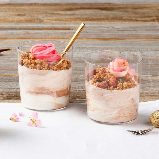 Erdbeer-Holunder-Mousse mit Granola | Rezept