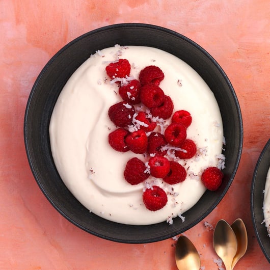 Lindenblütenmousse mit Himbeeren | Migusto Lindenblütenmousse mit Himbeeren | Migusto