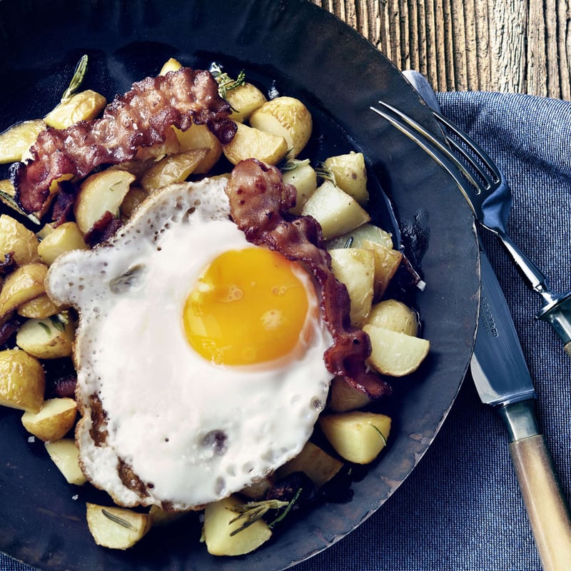 Rösti mit Spiegelei und Würstchen | Migusto